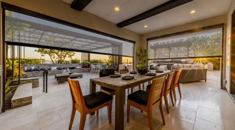 Moustiquaire rétractable sur une terrasse résidentielle