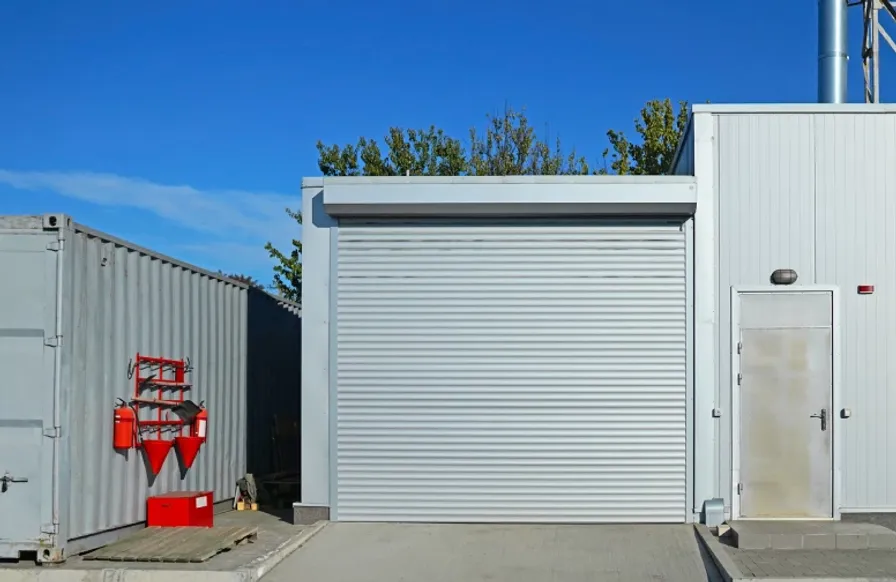 Atelier industriel protégé par porte enroulable